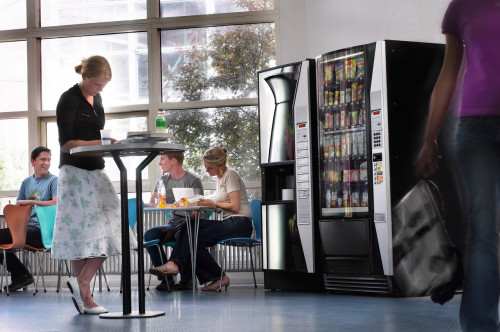 Вендинговий кавовий автомат встановлений в кафе