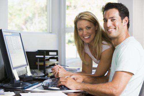 Чоловік з дружиною за комп'ютером