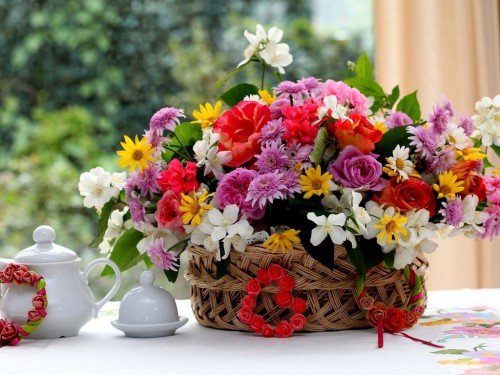 Квіти в кошику на столі