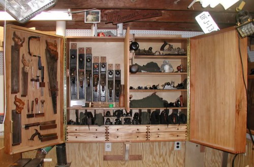 Шафка з інструментами в гаражі