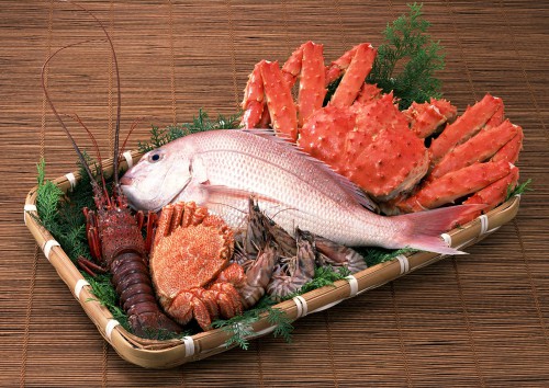 Піднос з рибою, раком, креветками і крабами