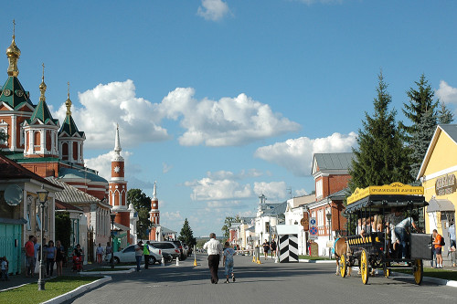 Центральна вулиця невеликого містечка