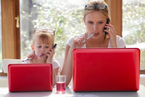 Мама і дочка гризуть ручки, і шукають за допомогою ноутбуків кращі ідеї бізнесу на дому