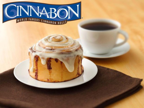 Кава і тістечко Cinnabon на столі