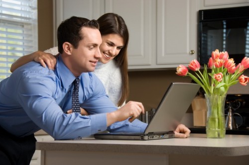 Чоловік і жінка, за допомогою ноутбука, шукають хороші бізнес ідеї без великих вкладень