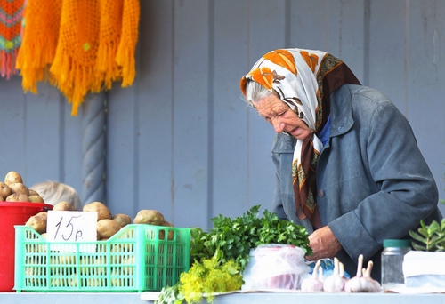 Бабуся продає овочі та зелень