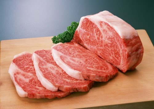Нарізане м'ясо на обробній дошці